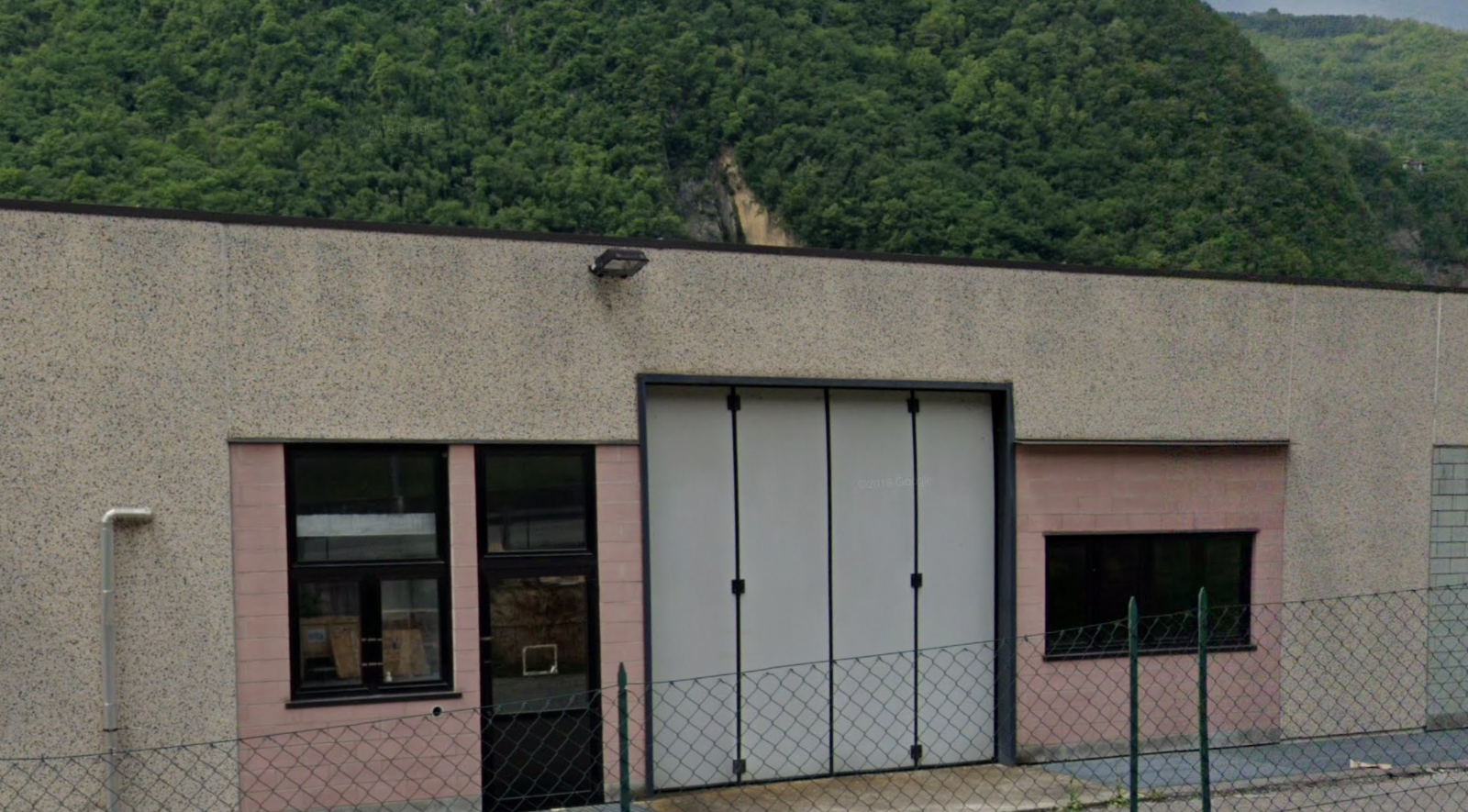 L'esterno del magazzino SIMICO a Grone, in provincia di Bergamo, con la baia di carico e le montagne della Val Cavallina alle spalle.